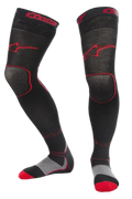 Meias Alpinestars MX Long Tech Thick, meias de motocross, pretas e vermelhas, comprimento até meio da coxa com logótipos vermelhos, detalhes na sola em cinzento e vermelho, tecido técnico concebido para corridas fora de estrada e botas de motocross