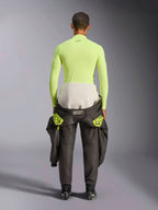 Alpinestars ZX Evo V3 Top, Camada de Base de Manga Comprida, Amarelo Fluo, vista traseira de um piloto com um fato de condução atado à cintura, top amarelo néon vibrante resistente às chamas com um pequeno logótipo preto na gola e um ajuste atlético justo