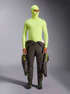 Alpinestars ZX Evo V3 Top de Manga Comprida, Amarelo Fluo, usado com balaclava a condizer e fato de corrida escuro atado à cintura, camada de base leve e resistente a chamas para automobilismo, com logótipos Alpinestars no colarinho e nos ombros