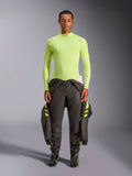 Alpinestars ZX Evo V3 Top - Manga Comprida, amarelo néon, usado por um modelo com calças de corrida escuras e botas, com gola subida e corte atlético, camada de base resistente ao fogo para automobilismo profissional