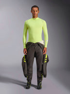 Alpinestars ZX Evo V3 Top - Manga Comprida, amarelo néon, usado por um modelo com calças de corrida escuras e botas, com gola subida e corte atlético, camada de base resistente ao fogo para automobilismo profissional