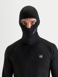 Alpinestars At 8 Merino Balaclava, balaclava de moto preta usada por um modelo com construção térmica em mistura de merino e design de rosto aberto