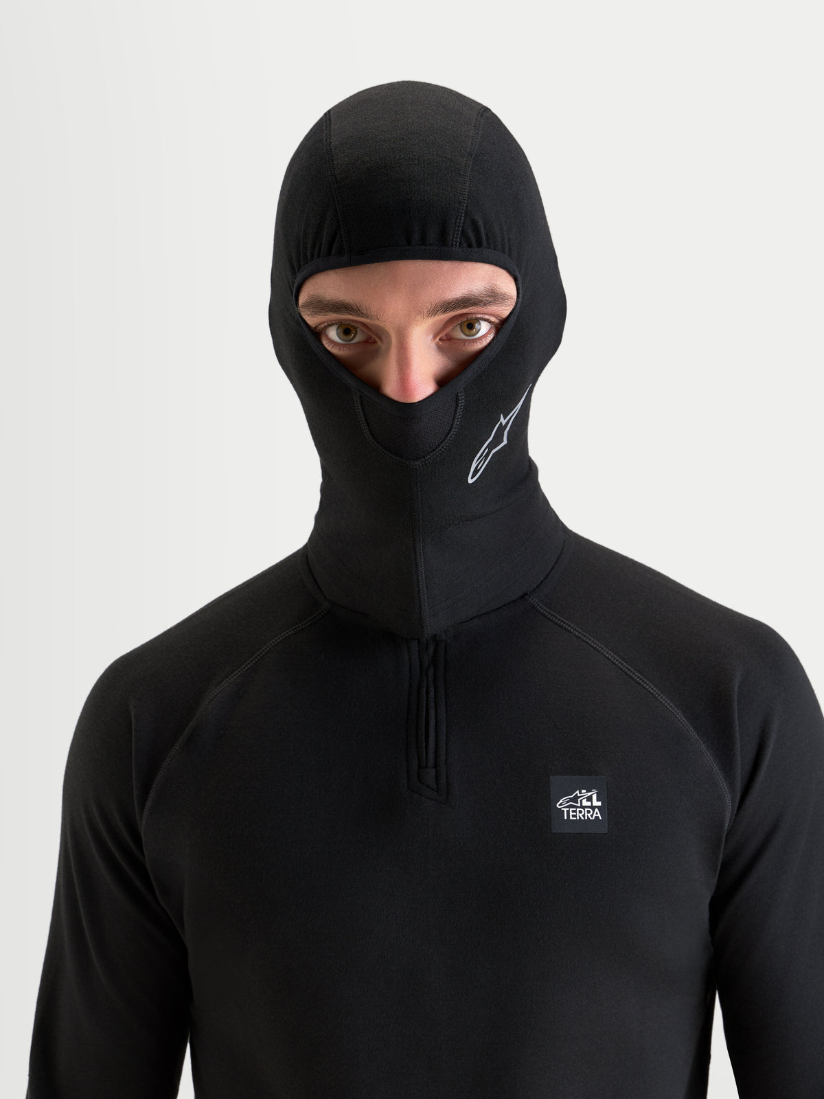 Alpinestars At 8 Merino Balaclava, balaclava de moto preta usada por um modelo com construção térmica em mistura de merino e design de rosto aberto