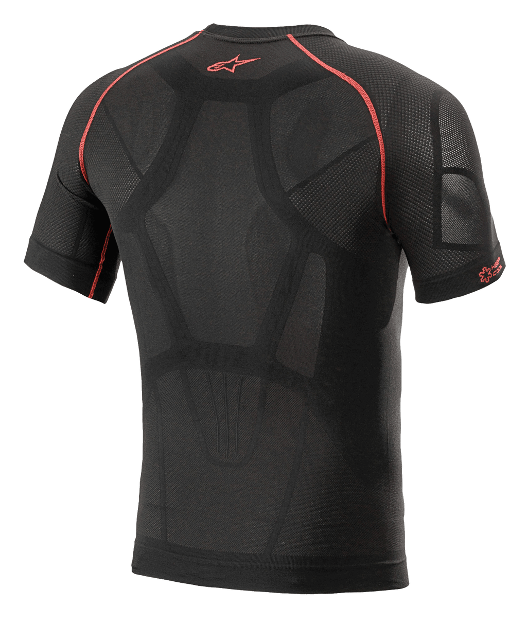 Alpinestars Ride Tech V2 Top Manga Curta Summer, camada de base para motociclismo, preto e vermelho, vista traseira com construção mapeada no corpo, painéis de ventilação em malha, costuras em contraste vermelhas e logótipo Astars vermelho na parte superior das costas