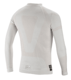 Alpinestars ZX Evo V2 Long Sleeve Top, camada base para automobilismo, cinzento e branco, vista traseira com construção tubular leve sem costuras e etiquetas de certificação FIA na bainha inferior