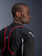 Casaco Alpinestars Troop-Air Pro, casaco técnico de rede com proteções, preto, cinzento Ash Gray e vermelho brilhante, vista de perfil e das costas em grande plano mostrando painéis em malha têxtil, detalhes em vermelho e logótipos Astars brancos no ombro e na parte superior das costas