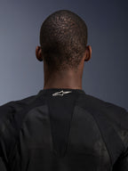 Casaco Alpinestars Troop-Air, preto, grande plano da parte posterior da gola com logótipo Alpinestars branco em malha tecnológica respirável, casaco técnico de motociclismo concebido para o máximo fluxo de ar