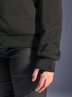 Alpinestars Stella Chrome V2 Sport Hoodie, preto, grande plano do punho da manga canelado com orifício para o polegar e bainha da cintura canelada, material tech fleece para condução urbana de motociclo