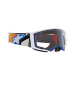 Óculos Alpinestars Supertech Corp, óculos de motocross, azul, laranja e transparente, vista lateral com lente transparente, armação branca com detalhes em azul e vermelho, correia larga com grafismos em laranja e azul e logótipo Alpinestars grande em branco