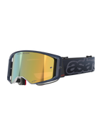 Óculos Alpinestars Supertech Vision Vista, óculos de motocross MX, cor Black Mirror Gold, estrutura translúcida escura, lente dourada espelhada com a inscrição "ONE GOAL. ONE VISION.", correia preta com marca "astars" cinzenta em relevo