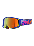 Alpinestars Supertech Vision Vista Goggles, óculos de motocross, armação azul com detalhes em amarelo néon, lente espelhada laranja-avermelhada, correia roxo claro com logótipo 'astars' em cor-de-rosa e laranja, texto 'ONE GOAL. ONE VISION.' na lente