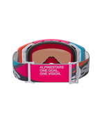 Óculos Alpinestars Supertech Stream, vista traseira com correia larga cor-de-rosa e cinzenta com o branding 'ALPINESTARS ONE GOAL. ONE VISION.', armação multicolorida em laranja e azul, espuma facial moldada em 3D, óculos profissionais de motocross e todo-o-terreno