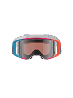 Óculos Alpinestars Supertech Stream, óculos de motocross, armação vibrante e multicolorida com detalhes em azul, laranja e rosa, lente Silver Mirror com o texto 'ONE GOAL. ONE VISION.', correia branca com padrão, proteção ocular de alto desempenho para corridas todo-o-terreno