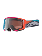 Óculos Alpinestars Supertech Stream, armação cinzenta com realces vibrantes em vermelho e azul, lente prateada Multi Mirror Silver, acolchoamento de espuma espessa, fita ajustável com a marca 'astars' em destaque a branco e padrões geométricos coloridos, proteção ocular profissional para motocross