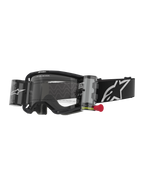 Alpinestars Vision 8 Corp Goggles Roll Off, óculos de motocross, pretos e transparentes, sistema roll-off integrado com puxador vermelho, correia preta com logótipo branco, padrão de lente ondulado com o texto "ONE GOAL. ONE VISION.", proteção ocular de alta performance para todo-o-terreno