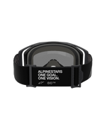 Alpinestars Vision 8 Corp Goggles, óculos de motocross, vista traseira da correia preta ajustável com a marca branca 'ALPINESTARS ONE GOAL. ONE VISION.', armação preta e acolchoamento de espuma