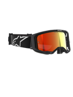 Alpinestars Vision 8 Corp Goggles, óculos de motocross, pretos com lente vermelha espelhada, com correia preta, logótipo Alpinestars branco e texto "ONE GOAL. ONE VISION." na lente, proteção ocular de alta performance para corridas todo-o-terreno