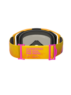 Óculos Alpinestars Vision 8 Corp, óculos de motocross, cor de laranja e amarelo com pormenores cor-de-rosa, vista traseira mostrando a correia com o texto 'ALPINESTARS ONE GOAL. ONE VISION.', ajustadores cor-de-rosa, armação cor de laranja com acolchoamento de espuma preta