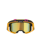 Alpinestars Vision 8 Corp Goggles, óculos de motocross, laranja, amarelo, rosa e dourado espelhado, vista frontal com lente dourada espelhada com o texto 'ONE GOAL. ONE VISION.', armação cor de laranja vibrante e correia preta com clipes cor-de-rosa e padrões de linhas onduladas.