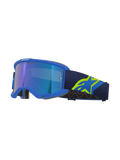 Óculos Alpinestars Vision 5 Corp, óculos de motocross, armação azul com lente azul espelhada, fita azul-marinho com logótipo A-star grande em amarelo néon, vista de perfil mostrando a armação ventilada e espuma facial cinzenta, branding 'ONE GOAL. ONE VISION.'
