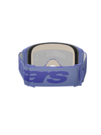 Óculos Alpinestars Vision 5 Wordmark, óculos de motocross, Roxo Mirror Blue, vista traseira que mostra a espuma facial espessa de várias camadas e correia roxa ajustável com logótipo wordmark grande em azul, óculos de proteção de alta performance para corridas off-road