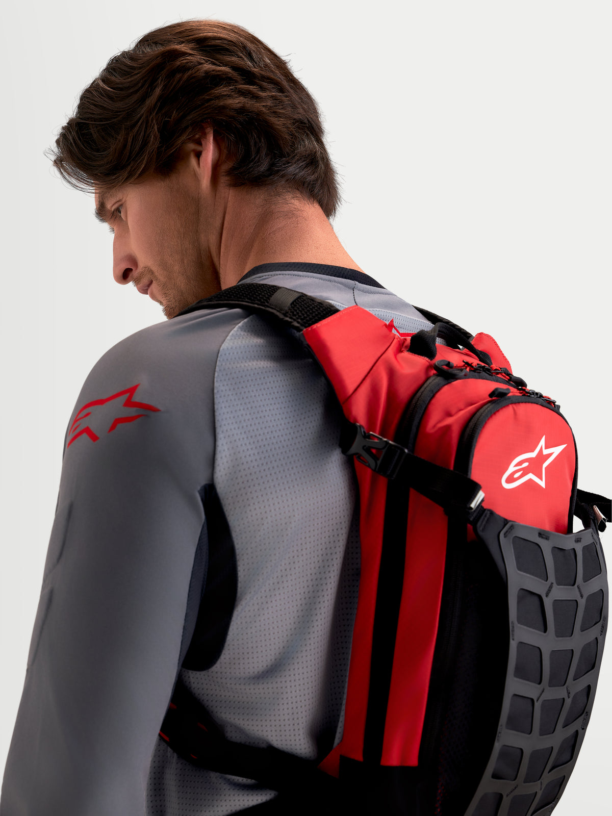 Alpinestars Mochila AT-9, mochila de motocross para homem, vermelha e preta, com alças de ombro acolchoadas e arrumação organizada para essenciais de pista