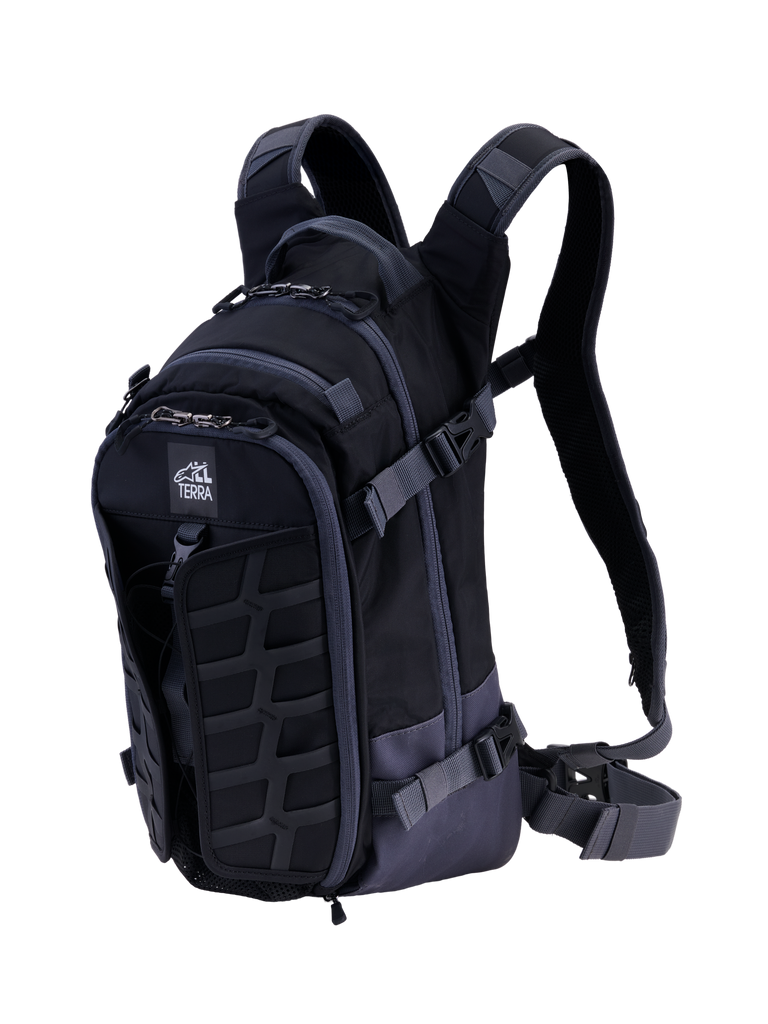 Mochila Alpinestars AT-15, mochila técnica de motociclismo, preto e cinzento escuro, com painel frontal MOLLE robusto, correias de compressão ajustáveis, alças acolchoadas com fecho magnético no peito e logótipo All Terra, concebida para condução de aventura off-road