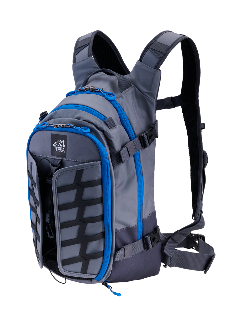 Alpinestars AT-15 Back Pack, mochila de motociclismo de aventura, cinzento escuro e cinzento profundo com detalhes de fecho em azul vivo, vista em perspetiva frontal mostrando o logótipo 'ALL TERRA', painel frontal expansível e sistema técnico de alças ergonómicas