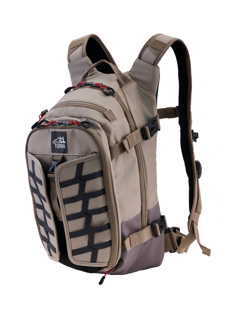 Mochila Alpinestars AT-15, Aluminum Walnut, mochila de motociclismo de aventura expansível de 15L, vista frontal a 3/4 apresentando o logótipo All Terra, painel de grelha preto, pormenores de fecho vermelhos e alças de ombro ergonómicas, design robusto para todo-o-terreno