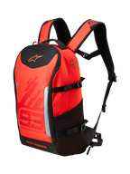 Mochila Alpinestars MM93 AMP3, mochila técnica de motociclismo, vermelho fluo e vermelho vivo com detalhes em preto, com branding Marc Marquez 93 e logótipos Alpinestars, alças de ombro ajustáveis, bolso lateral em malha e design têxtil estruturado
