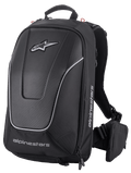 Alpinestars Charger Pro Backpack, mochila de motociclismo preta, aerodinâmica e semirrígida, painel frontal com textura de fibra de carbono e vivos prateados refletores, logótipos Alpinestars brancos, alças acolchoadas e bolsa de cintura removível, design desportivo de condução