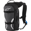 Mochila de Hidratação Alpinestars Iguana, mochila de hidratação para todo-o-terreno, preto, antracite e branco, com alças de ombro acolchoadas em malha, correias de compressão frontais com fivelas, compartimentos com fecho de correr e um tubo de hidratação azul com bocal
