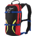 Mochila de Hidratação Alpinestars Iguana, mochila para motocross off-road, preta e vermelha com alças azuis e gráficos amarelo fluorescente, logótipo Astars branco, dois compartimentos com fecho de correr, alças almofadadas com tubo de hidratação visível