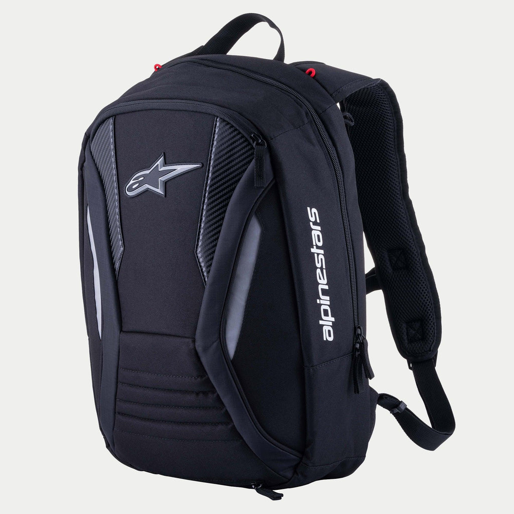 Mochila Alpinestars Charger Boost, mochila de motociclismo, preta, estrutura semi-rígida aerodinâmica com logótipo Astar frontal e marca vertical branca, painéis com textura de fibra de carbono e detalhes refletores, design aerodinâmico para condução de estrada de alta performance