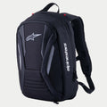 Mochila Alpinestars Charger Boost, mochila de motociclismo, preta, estrutura semi-rígida aerodinâmica com logótipo Astar frontal e marca vertical branca, painéis com textura de fibra de carbono e detalhes refletores, design aerodinâmico para condução de estrada de alta performance