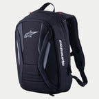Mochila Alpinestars Charger Boost, mochila de motociclismo, preta, estrutura semi-rígida aerodinâmica com logótipo Astar frontal e marca vertical branca, painéis com textura de fibra de carbono e detalhes refletores, design aerodinâmico para condução de estrada de alta performance