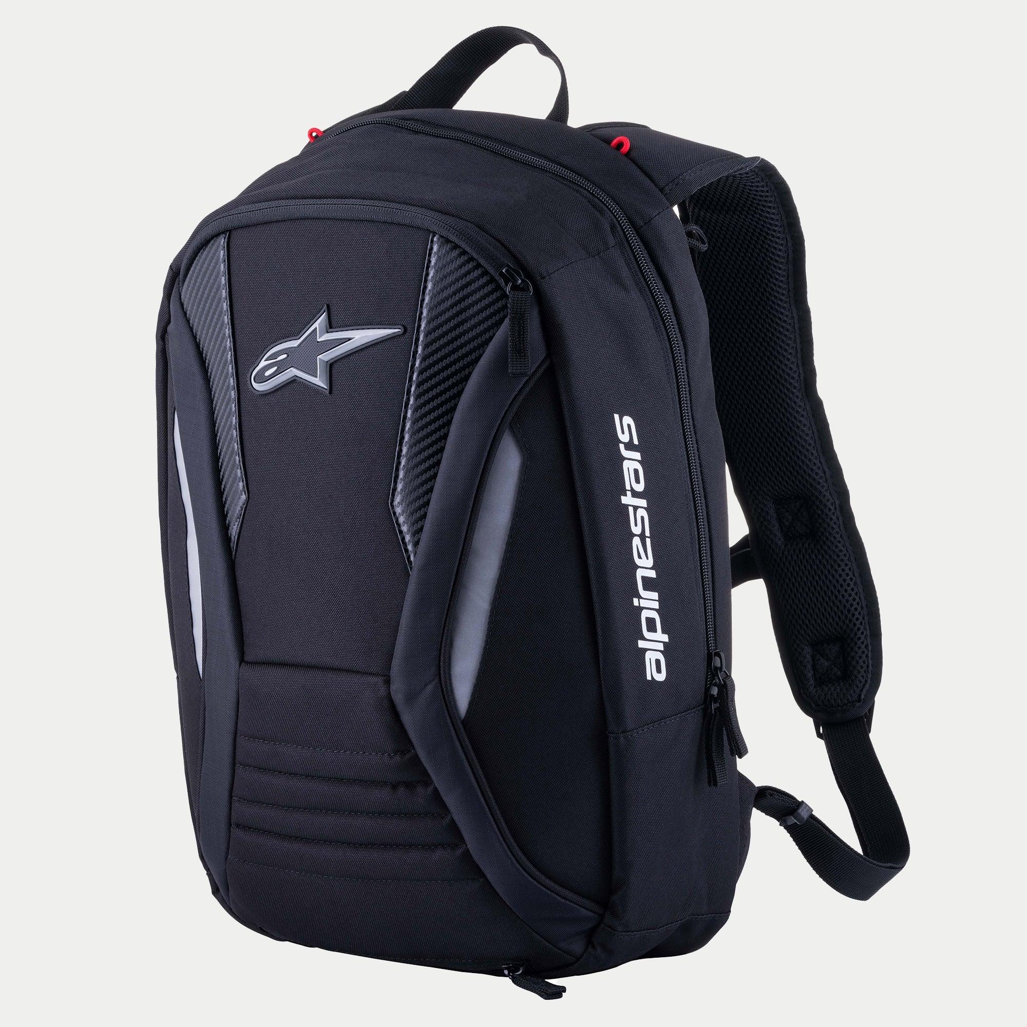 Mochila Alpinestars Charger Boost, mochila de motociclismo, preta, estrutura semi-rígida aerodinâmica com logótipo Astar frontal e marca vertical branca, painéis com textura de fibra de carbono e detalhes refletores, design aerodinâmico para condução de estrada de alta performance