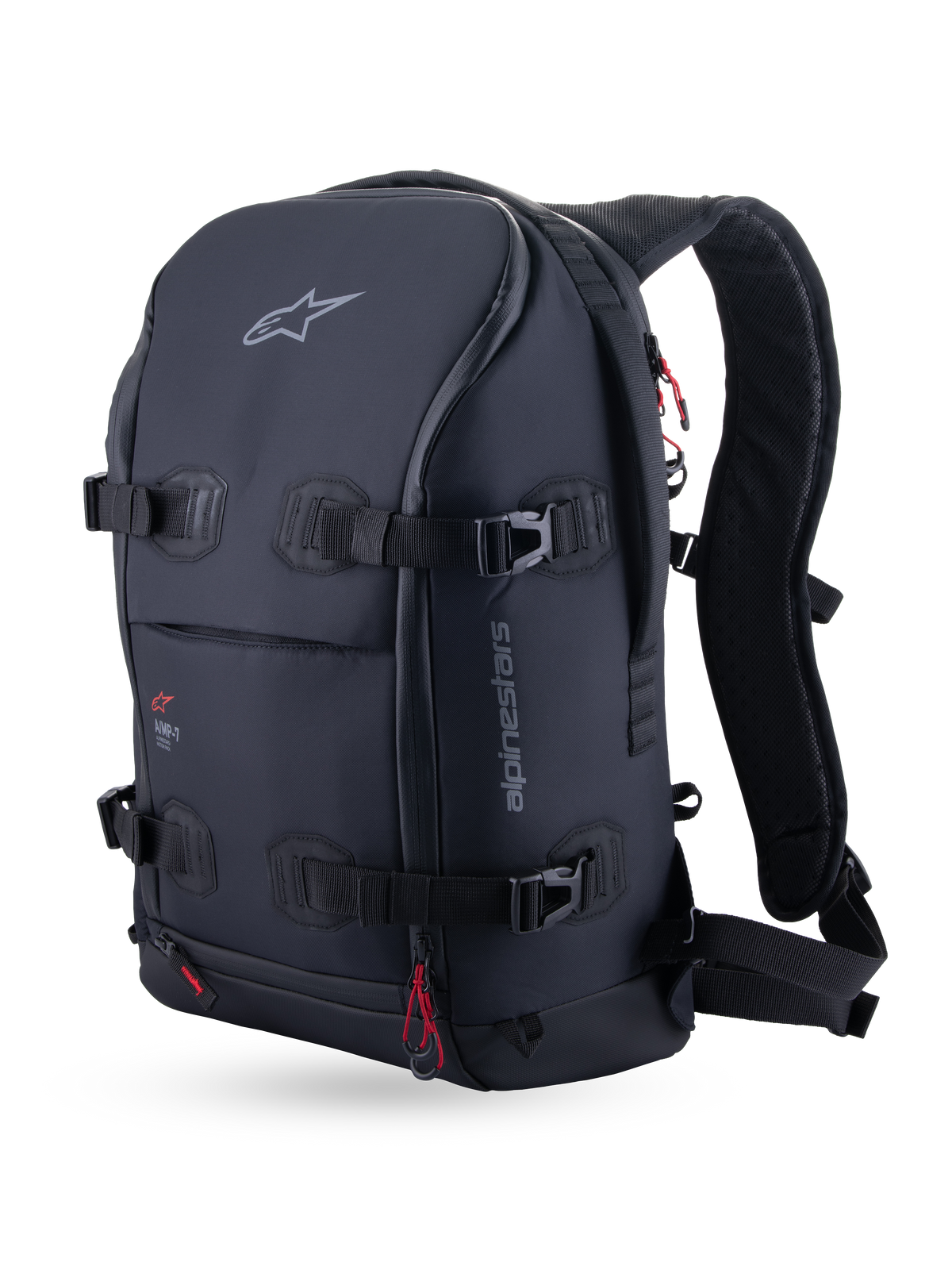 Alpinestars Mochila AMP-7, mochila técnica de moto touring, preta, vista frontal a três quartos com quatro fitas de compressão de carga, alças de ombro ergonómicas e acolchoadas e puxadores com detalhes vermelhos.