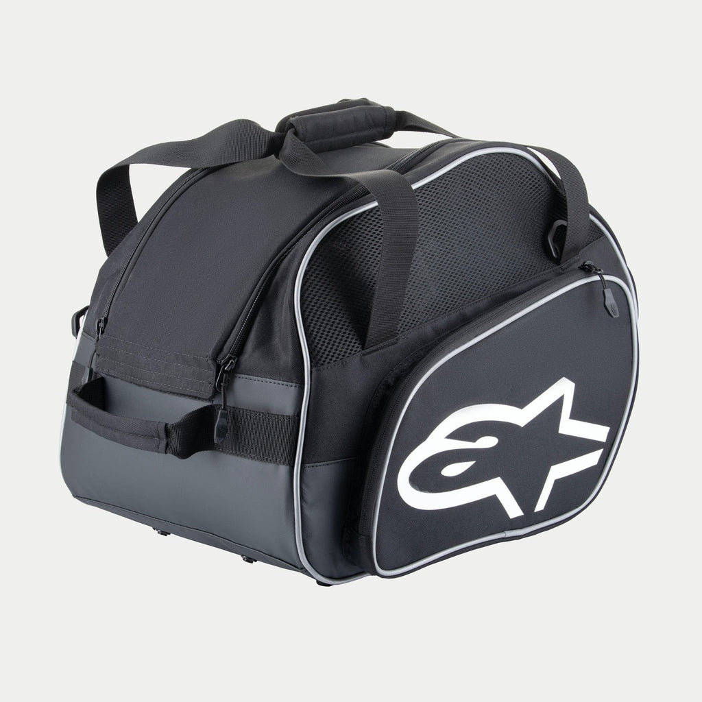 Alpinestars Flow V3 Helmet Bag, bolsa de proteção para capacetes integrais, preta e branca, com um logótipo branco grande na lateral, painéis de ventilação em malha e pegas reforçadas, design em poliéster durável para equipamento de competição