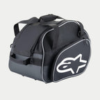 Alpinestars Flow V3 Helmet Bag, bolsa de proteção para capacetes integrais, preta e branca, com um logótipo branco grande na lateral, painéis de ventilação em malha e pegas reforçadas, design em poliéster durável para equipamento de competição