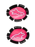 Alpinestars GP Plus Knee Slider, deslizadores de joelho para corrida de motociclismo, rosa fluo e branco, conjunto de deslizadores esquerdo e direito, superfície rosa brilhante com logótipos de estrela brancos, base preta com o texto 'One Goal One Vision', construção em plástico durável para utilização em pista e estrada
