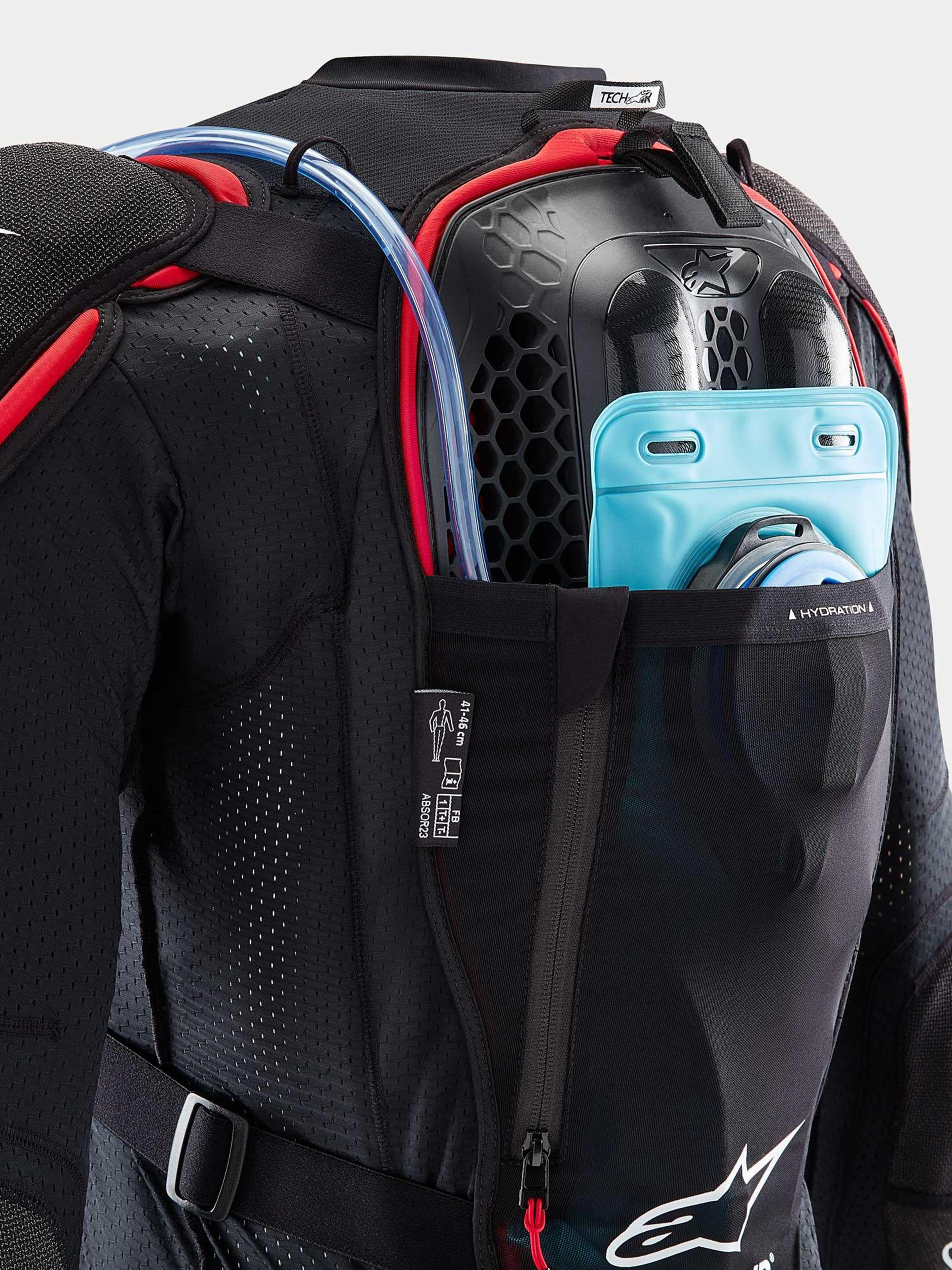 Alpinestars Tech-Air® Off-Road System, sistema de airbag para moto todo-o-terreno, vista traseira, preto e vermelho, com protetor de costas Nucleon CELL integrado e bolso para bolsa de hidratação
