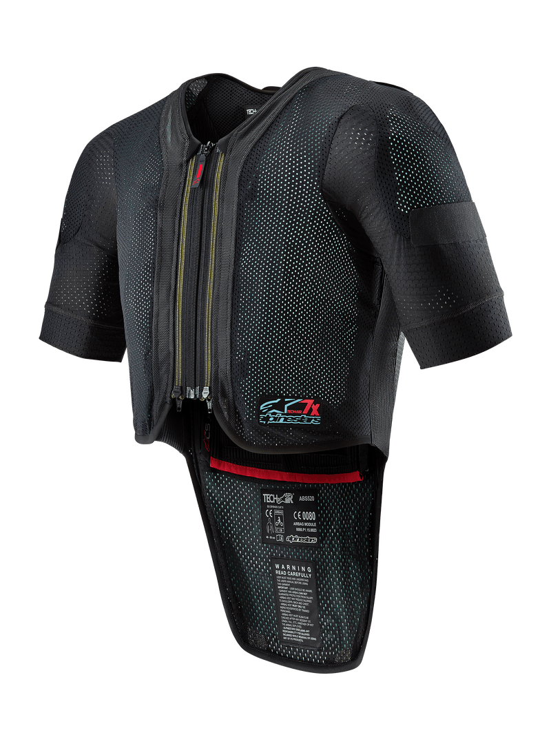 Alpinestars Tech-Air 7X System, colete de airbag para motociclismo, preto, com fecho frontal, malha ventilada com textura pontilhada, mangas curtas, protetor de costas prolongado, forro interior vermelho e logótipo Tech-Air 7X no peito, concebido para corridas de estrada e desempenho em pista