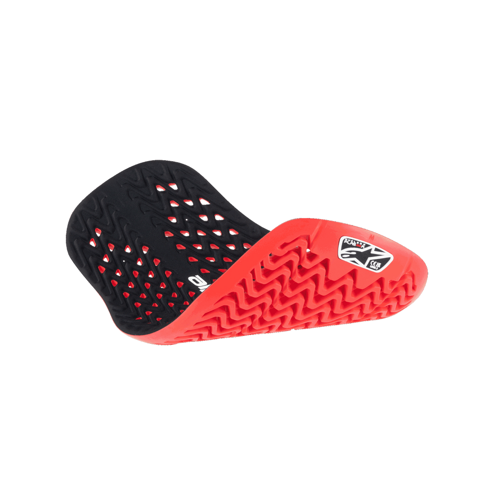 Alpinestars Nucleon Plasma Back Protector Insert, vermelho e preto, apresentado numa posição dobrada para destacar a flexibilidade, com um interior preto perfurado e um exterior vermelho texturado com padrão em ziguezague, logótipo Alpinestars branco, proteção de motociclismo leve e ventilada