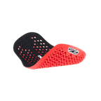 Alpinestars Nucleon Plasma Back Protector Insert, vermelho e preto, apresentado numa posição dobrada para destacar a flexibilidade, com um interior preto perfurado e um exterior vermelho texturado com padrão em ziguezague, logótipo Alpinestars branco, proteção de motociclismo leve e ventilada