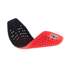 Inserção de Protetor de Costas Integral Alpinestars Nucleon Plasma, vermelho e preto, protetor de costas flexível para motociclismo mostrado curvado para demonstrar a flexibilidade, apresentando uma estrutura alveolar ventilada e padrões ondulados para absorção de impacto e respirabilidade