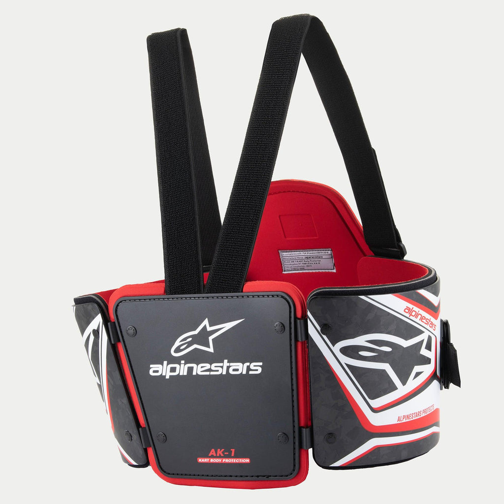 Protetor Corporal de Kart Alpinestars AK-1, proteção corporal para karting, preto, branco e vermelho, com painéis de costelas em fibra de carbono, acolchoamento interior vermelho, alças de ombro pretas ajustáveis e logótipos Alpinestars proeminentes