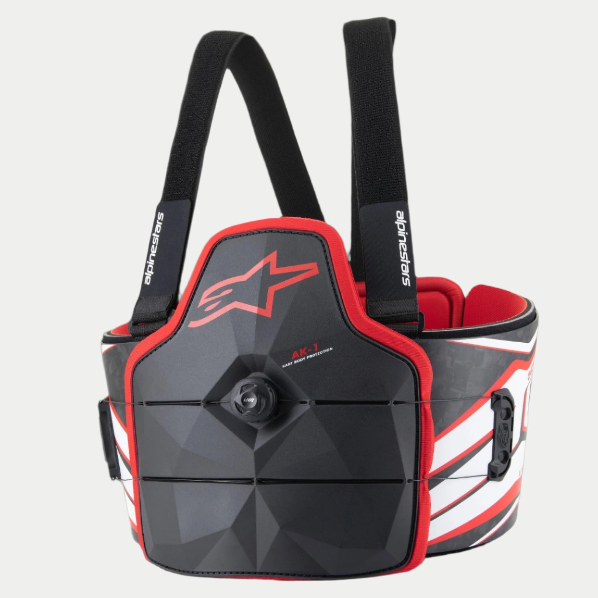 Protetor Corporal de Kart Alpinestars AK-1, proteção de corpo para karting, preto, branco e vermelho, com placa peitoral preta facetada e logótipo Astar vermelho, fecho de disco com sistema de cadarço rápido, painéis laterais com textura de fibra de carbono e riscas brancas e vermelhas, e alças de ombro pretas ajustáveis