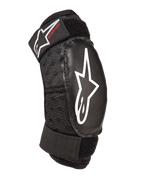 Alpinestars Youth Bionic Action Kickstart Elbow Guard, preta, cotoveleira de proteção para jovens com logótipo de estrela branco e marca Kickstart a vermelho, correias duplas ajustáveis com Velcro, tecido de malha respirável, design ergonómico para motocross e desportos de ação