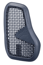 Alpinestars Nucleon Flex Pro Ci Protector, protetor de peito para motociclismo em cinzento antracite, peça esquerda de um conjunto dividido, microestrutura de malha em favo de mel para ventilação e absorção de energia, logótipo e texto Alpinestars em relevo, design ergonómico e leve